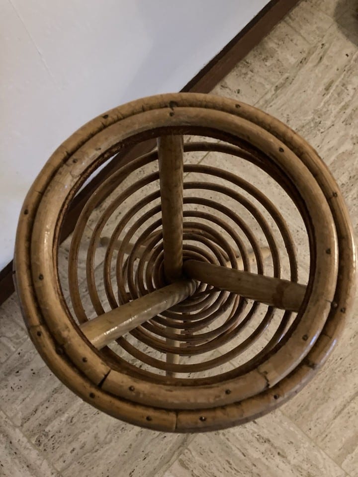 Cendrier sur pied en métal et rotin vintage — foto 7