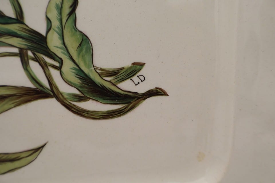Plateau en faïence décor floral et symboles héraldiques – Fin XIXe siècle — photo 7