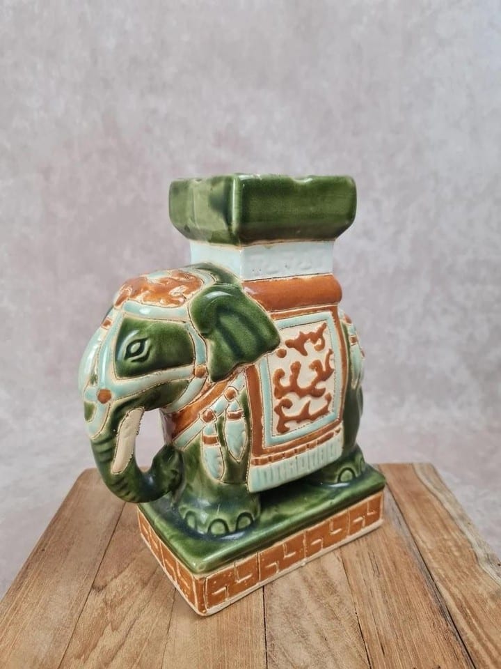Cendrier éléphant en céramique émaillée vert et ocre – style asiatique vintage