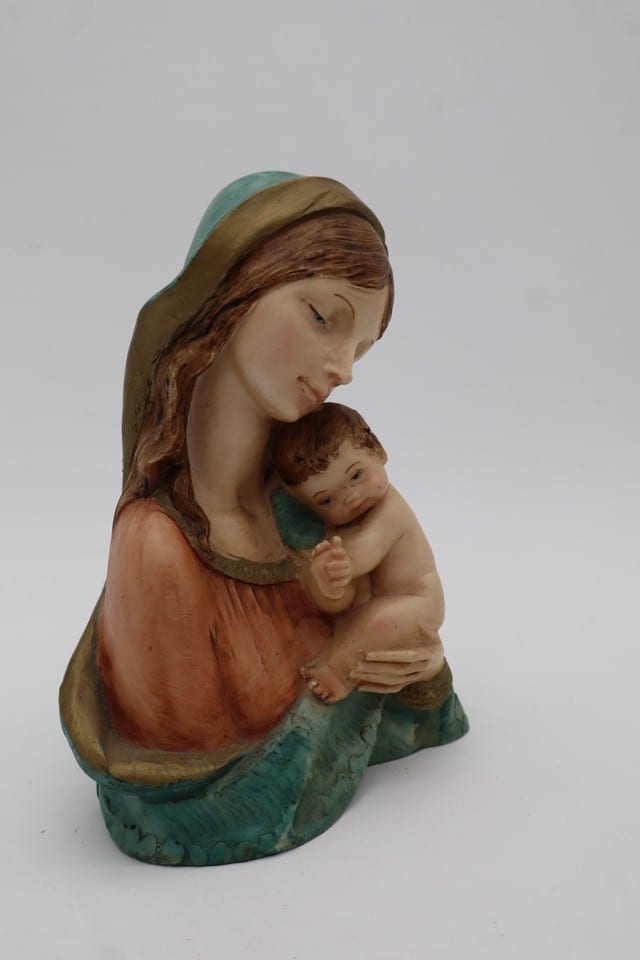 Statue Vierge à l’Enfant polychrome – signée / marquée — photo 2