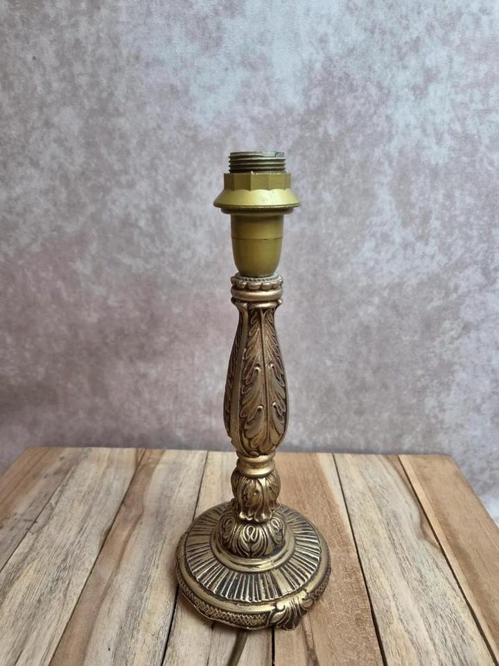 Lampe de table vintage en métal doré patiné style Louis Xvi — photo 2
