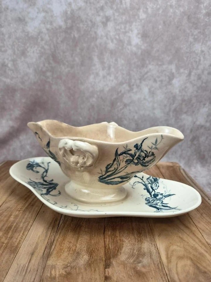 Saucière ancienne Gien Iris terre de fer fin Xixe siècle