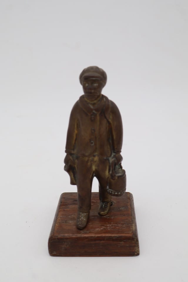 Statuette en bronze homme aux bagages – personnage – socle bois – H 11,5 cm — photo 5