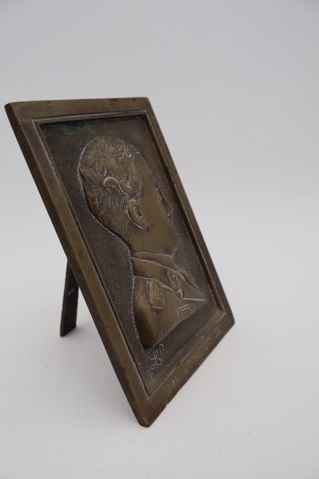 Ancien portrait Léopold III de Belgique en métal repoussé – cadre — photo 7