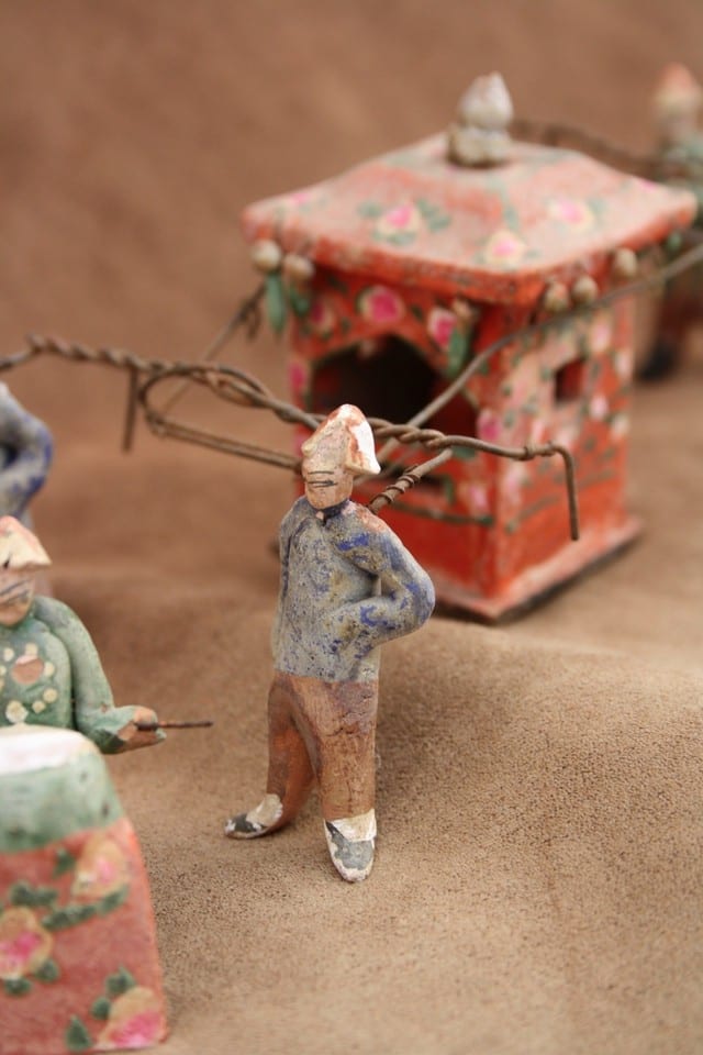 antique chinese Ming dynasty figure pottery chaise à porteurs fanfare — foto 6