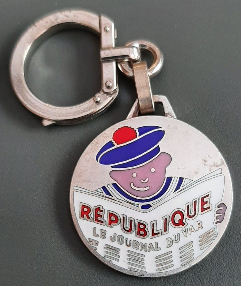 Porte clé émail AUGIS Journal REPUBLIQUE  TOULON (ex Var Matin) 83 ORIGINAL