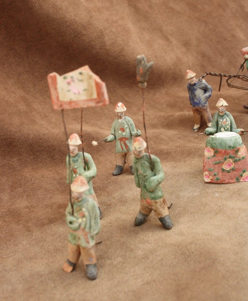 antique chinese Ming dynasty figure pottery chaise à porteurs fanfare — foto 4