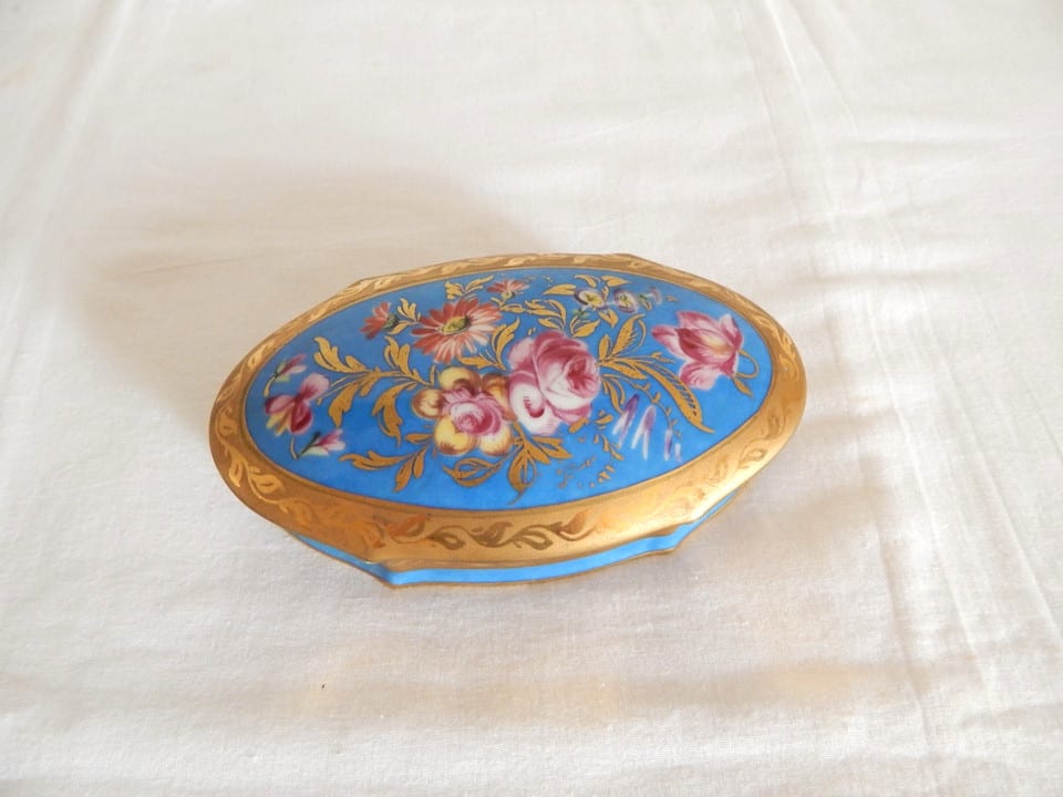 ANCIENNE Boîte Coffret en PORCELAINE de LIMOGES Décor Floral Signée