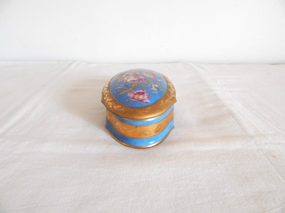 ANCIENNE Boîte Coffret en PORCELAINE de LIMOGES Décor Floral Signée — photo 3