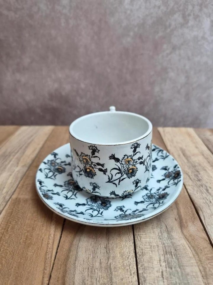 Tasse et soucoupe anciennes Gien – terre de fer – décor floral doré — photo 5
