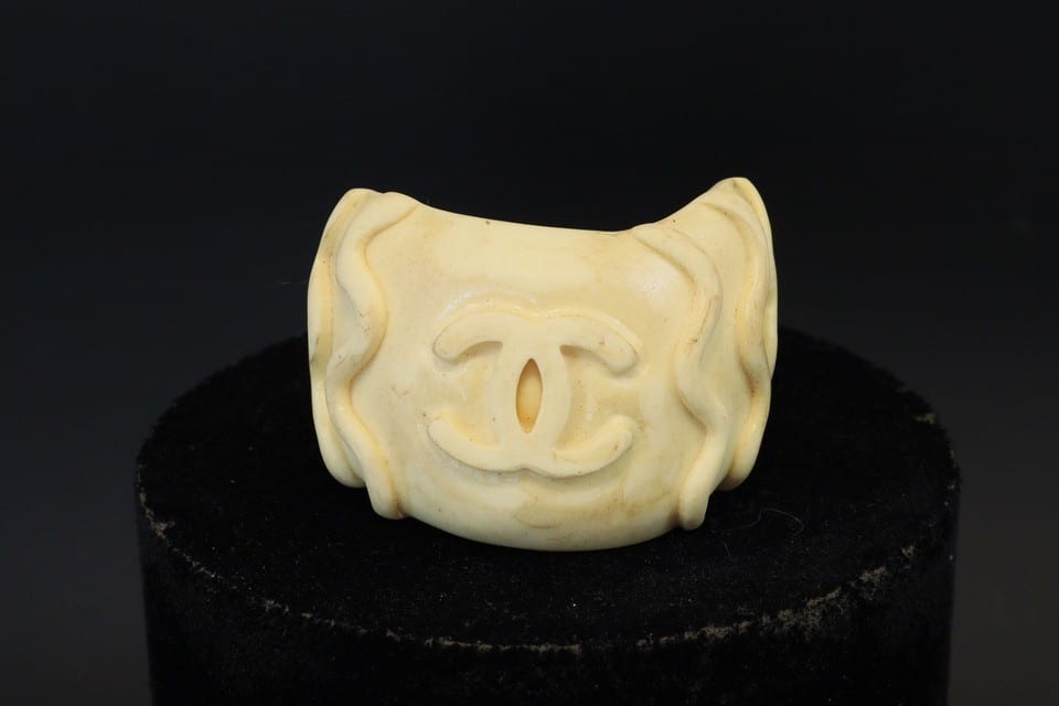 Manchette résine crème logo CC Chanel ébauche prototype vintage