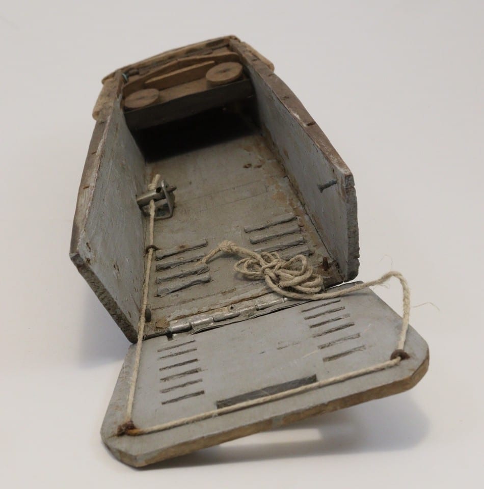 Barge de débarquement type LCVP bois art populaire avec soldat Elastolin — Foto 4