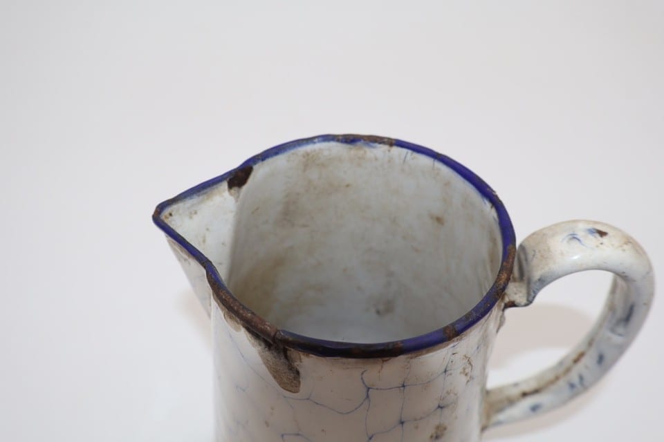 Ancien broc à eau en tôle émaillée blanche décor craquelé bleu — photo 7