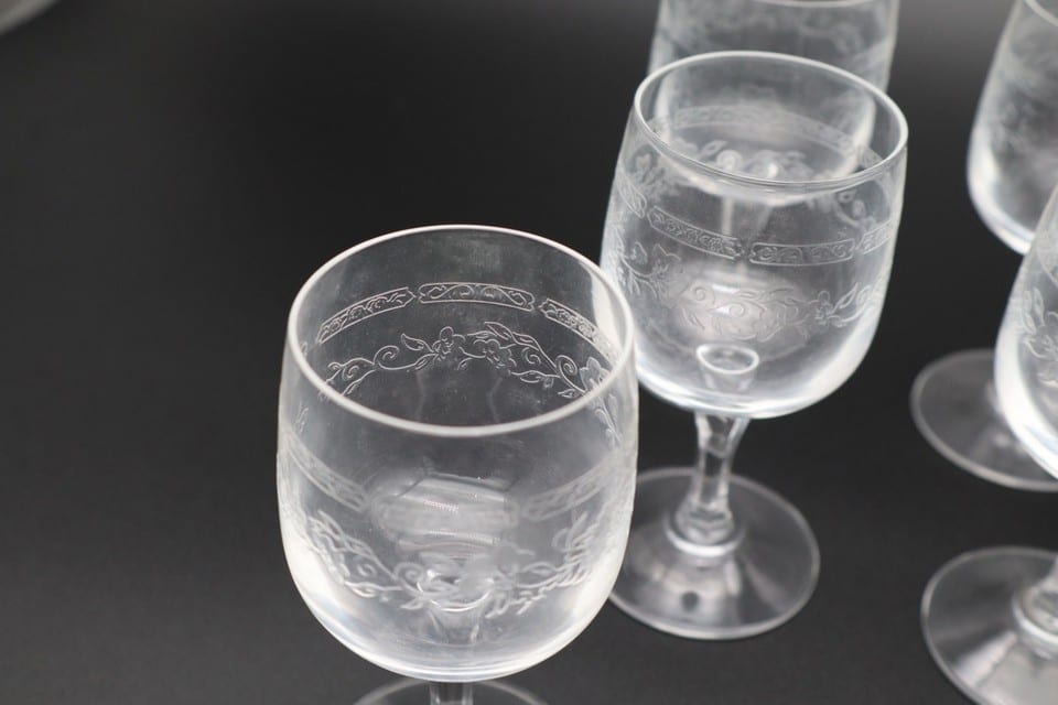 Service de 6 verres anciens en verre gravé décor floral guilloché — photo 8