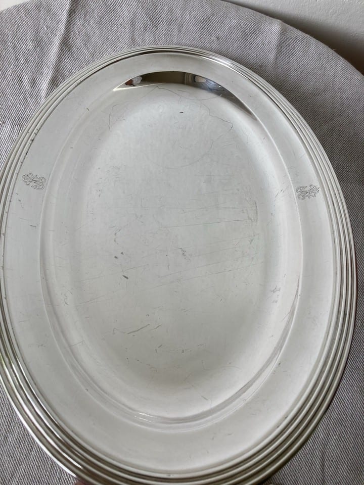 Grand plat de service en metal argenté avec monogramme — photo 8