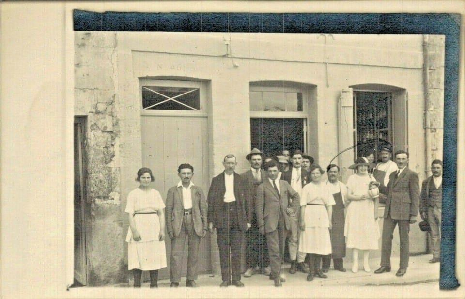 C.P.A /DÉPARTEMENTDU 02Aisne/Soissons carte photos a identifier magasin