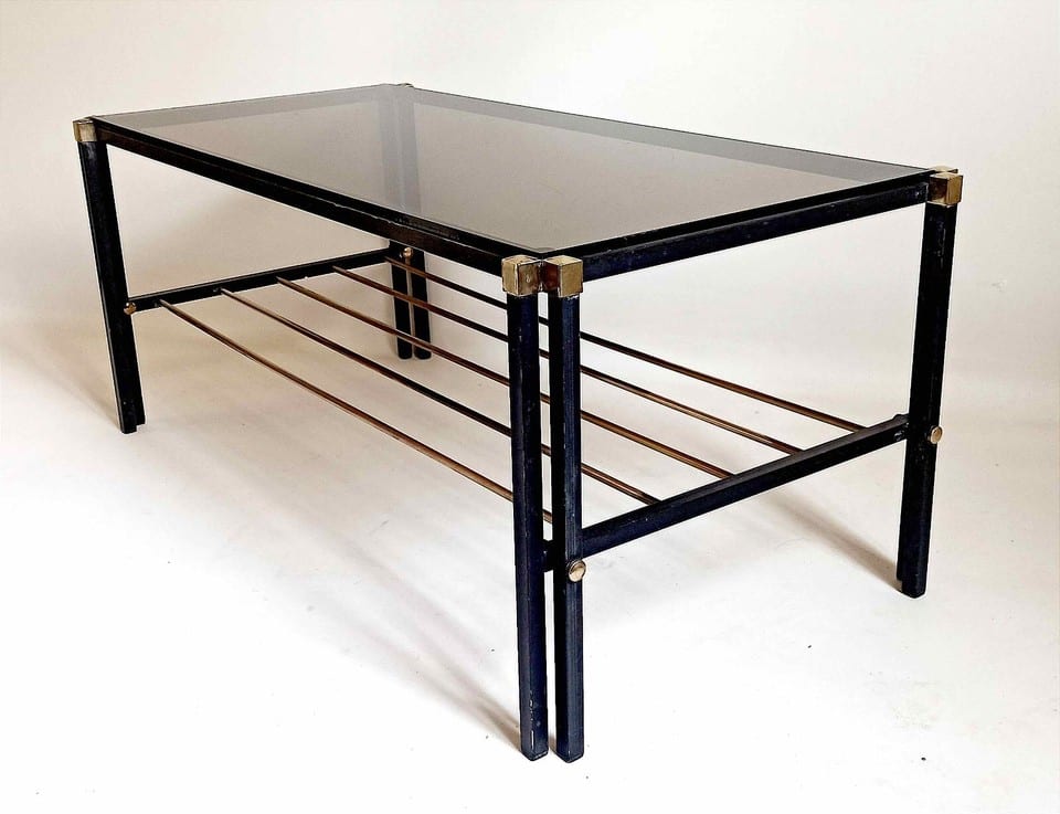 Table basse porte revue Années 60 verre fumé métal et laiton Largeur 94,2 cm — photo 2