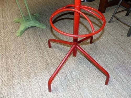 porte-manteau perroquet " Mullca " en fer rouge d'école vintage — photo 6