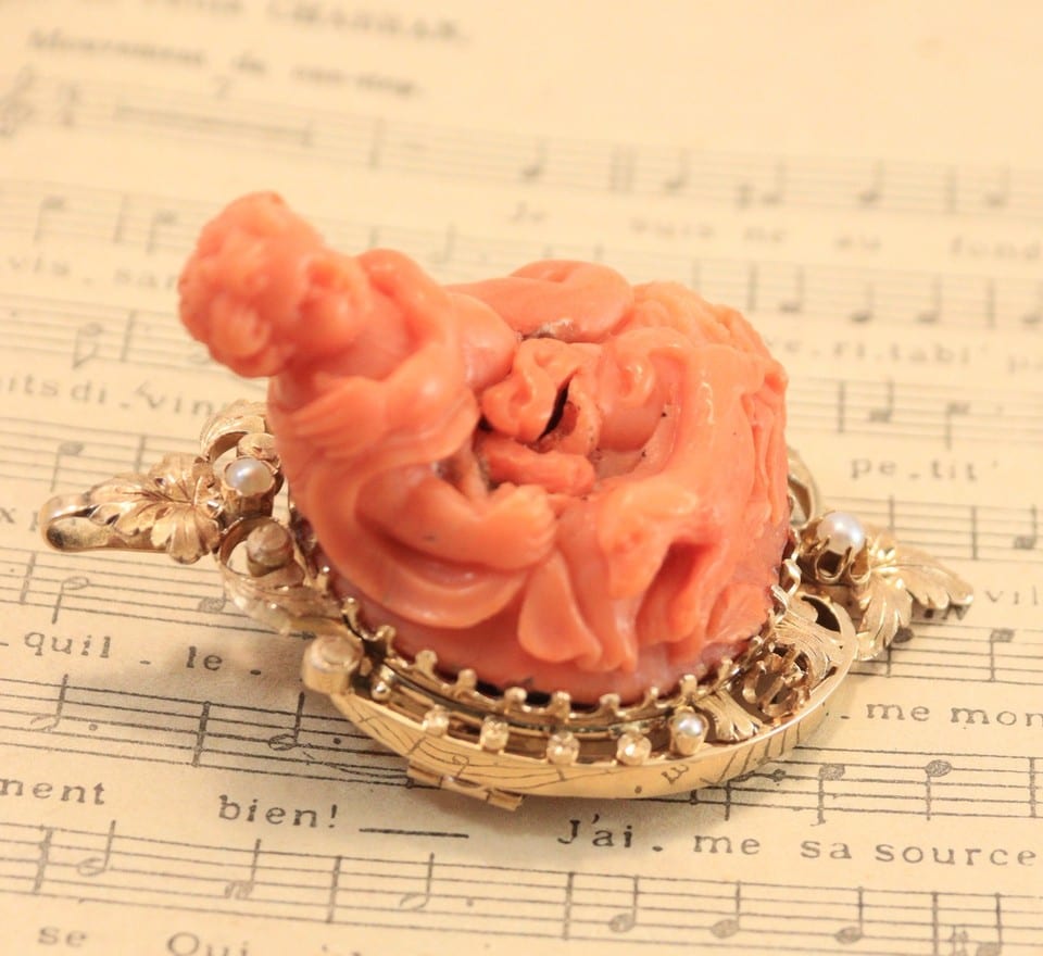 Broche pendentif victorienne sculptée corail or 18K perles chérubin chien angel — Foto 4