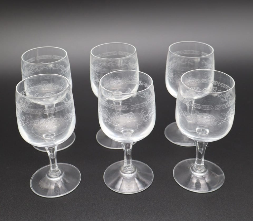Service de 6 verres anciens en verre gravé décor floral guilloché