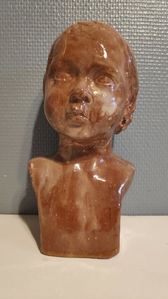 buste enfant en terre cuite émaillée marron de 1971 signé Ariane Bouchot — photo 2