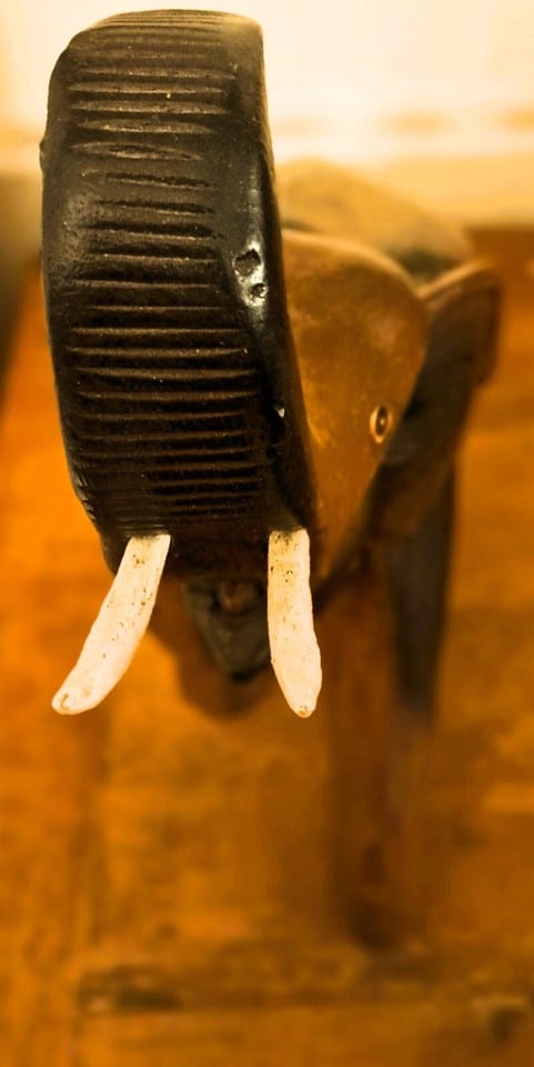 Sculpture en bois d'un Éléphant trompe levée haut 38 larg 35 prof 16 cm — photo 5