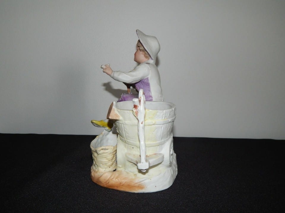 ANCIENNE SCULPTURE Jardinière , Vide Poche en BISCUIT " Jeune Homme " — photo 4