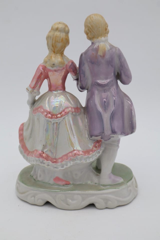 Biscuit en porcelaine – Couple galant – Décor irisé rose et mauve — photo 4