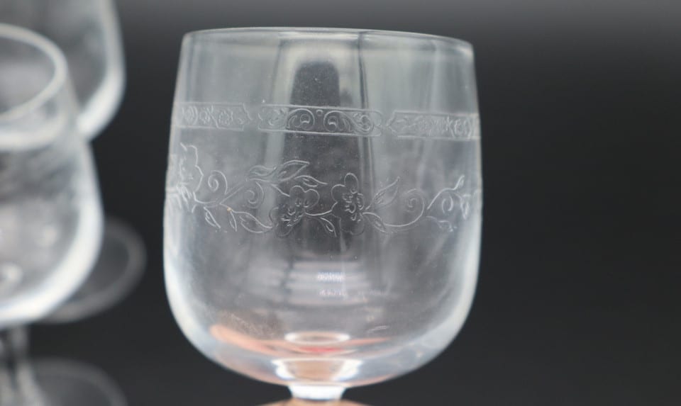 Service de 6 verres anciens en verre gravé décor floral guilloché — photo 4