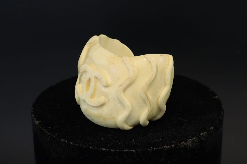 Manchette résine crème logo CC Chanel ébauche prototype vintage — photo 2