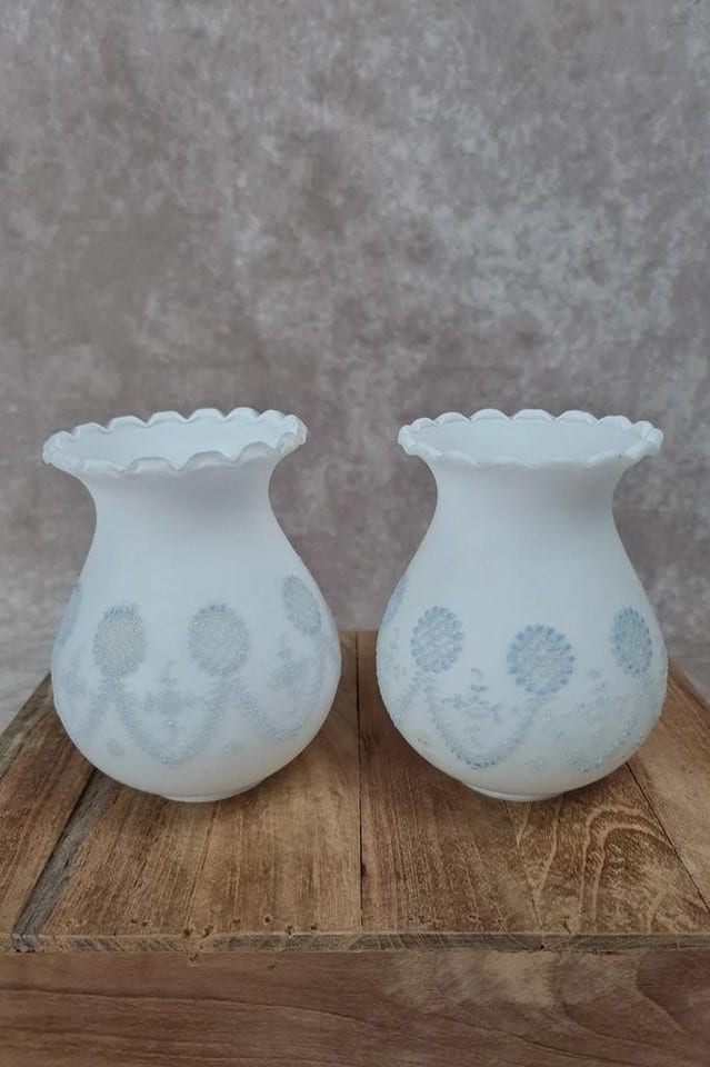 Paire de tulipes anciennes en opaline blanche & décor perlé bleu – col 4 cm
