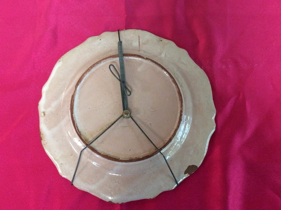 Assiette en faïence femmes et argent perdent les jeunes gens — photo 2