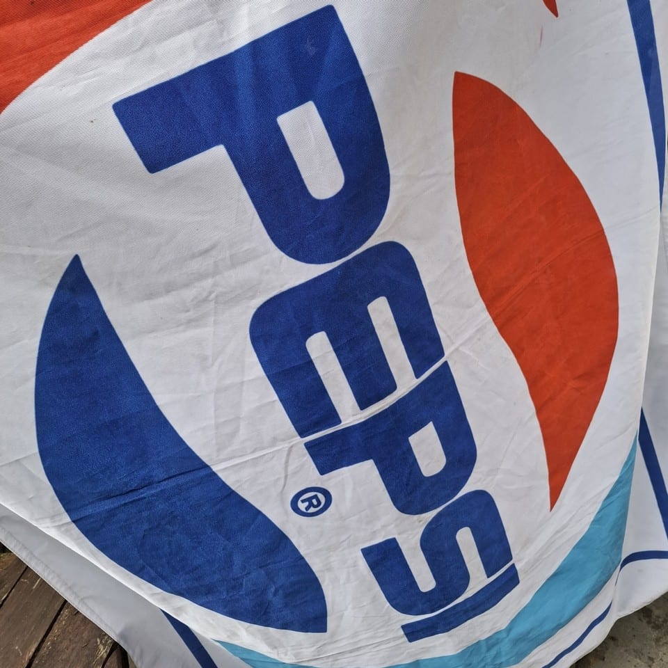 Fanion PEPSI XXL sous licence avec système d’accroche