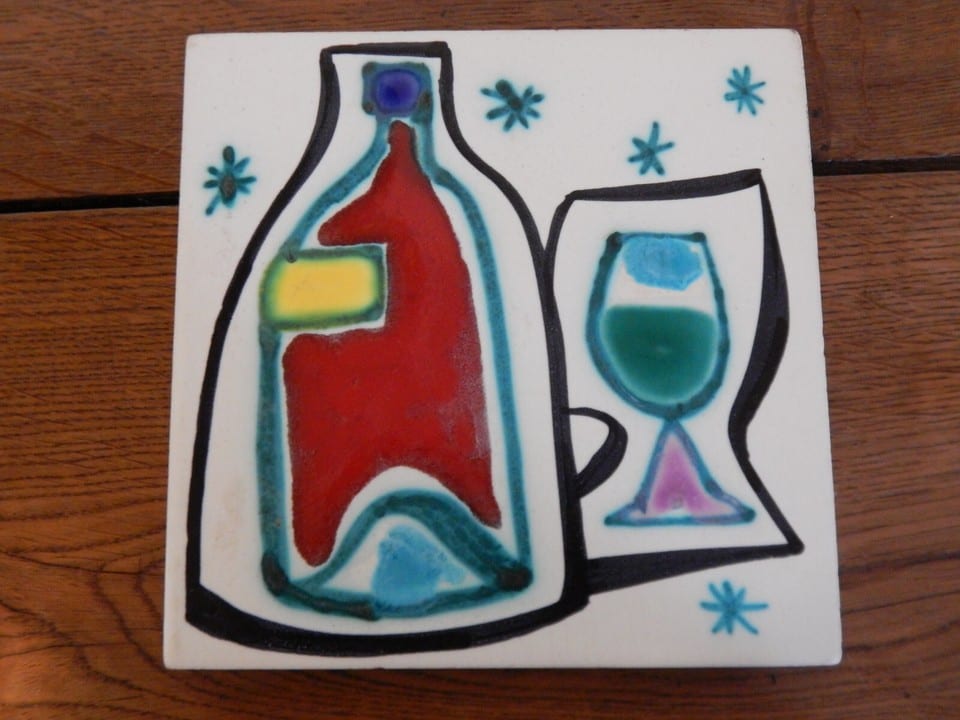 ANCIEN Dessous Plat Carreau en Céramique à Décor Bouteille Verre Signé CERENNE — photo 2