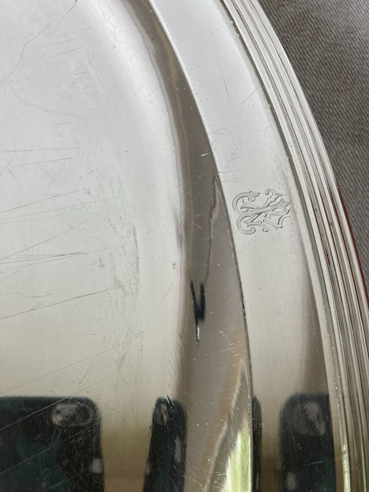 Grand plat de service en metal argenté avec monogramme — photo 7
