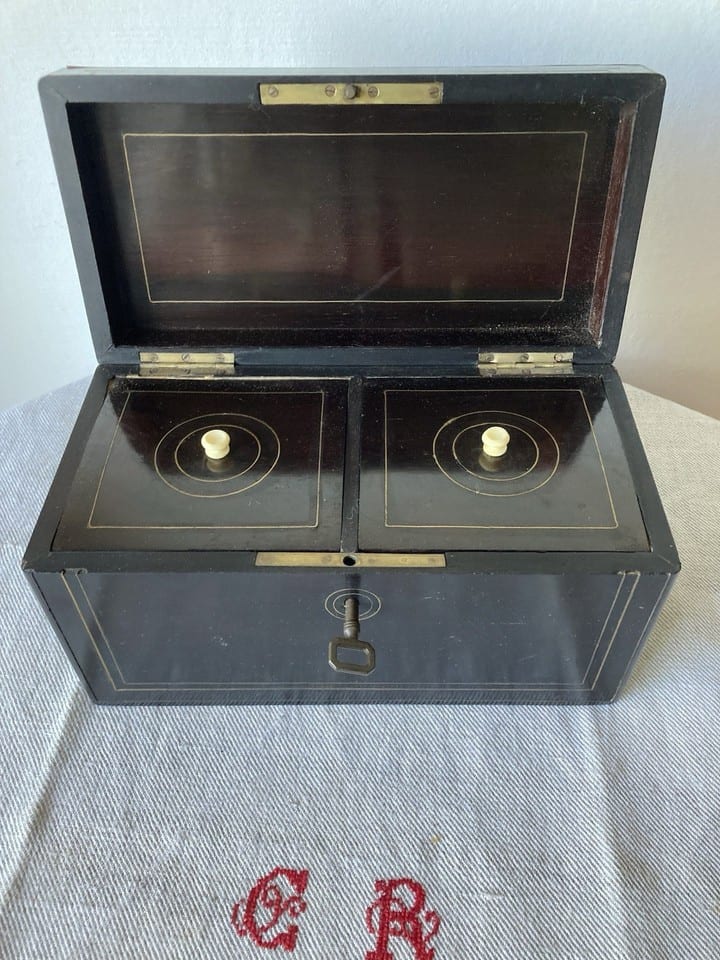 Boîte à thé caddy, bois noirci et laiton, XIXème, Napoléon III — photo 3