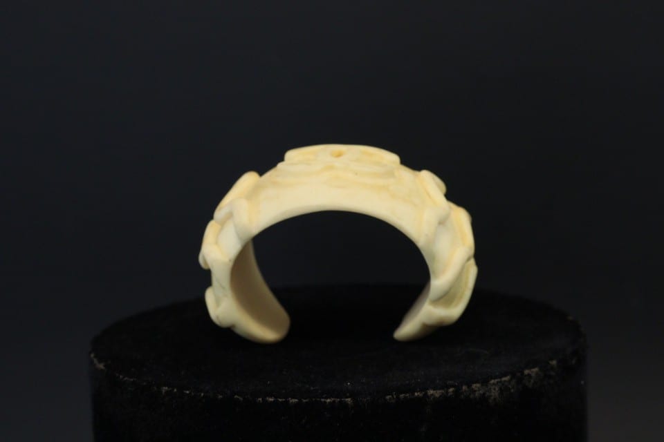 Manchette résine crème logo CC Chanel ébauche prototype vintage — photo 8
