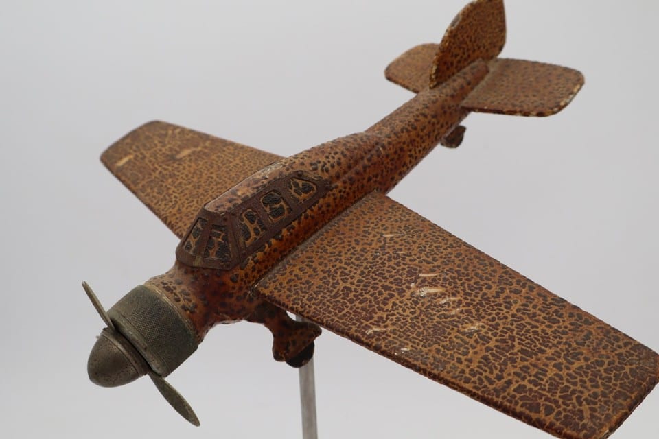 Avion miniature ancien en tôle lithographiée sur socle – Vintage — photo 2