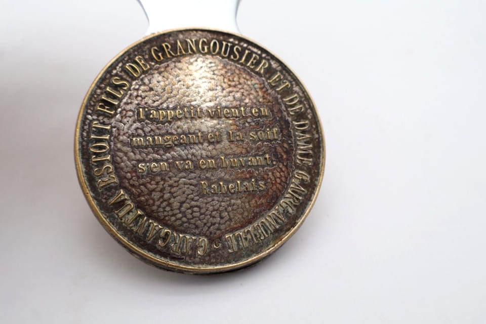 Décapsuleur ancien en laiton Gargantua Rabelais – Médaillon bistrot vintage — photo 4