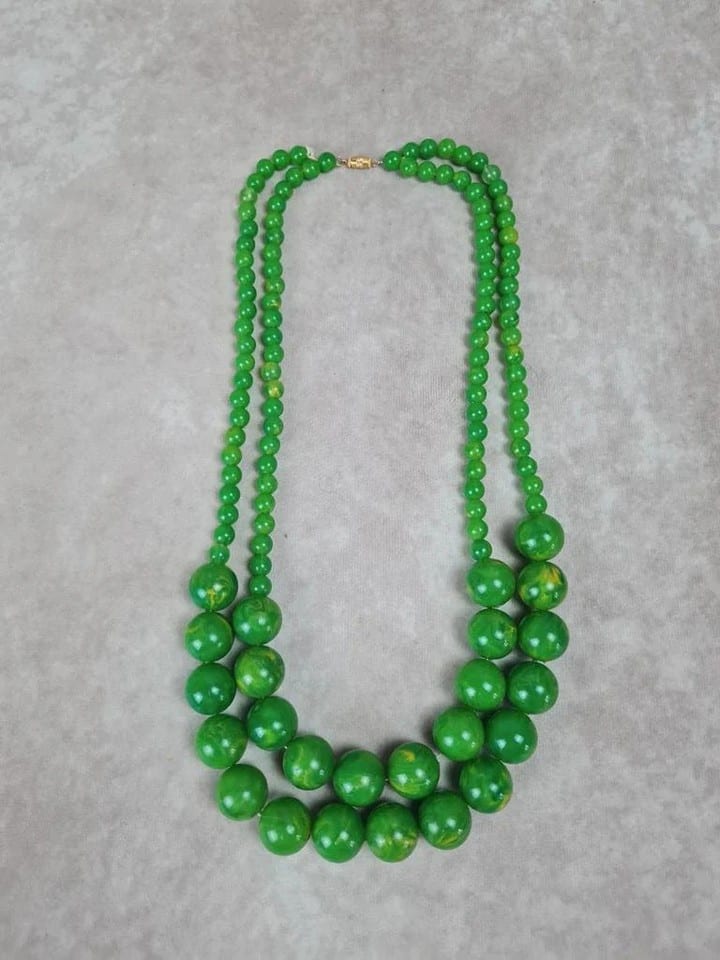 Collier vintage double rang en perles vertes façon lucite – Années 50/60