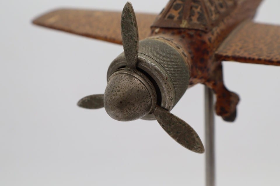 Avion miniature ancien en tôle lithographiée sur socle – Vintage — photo 3