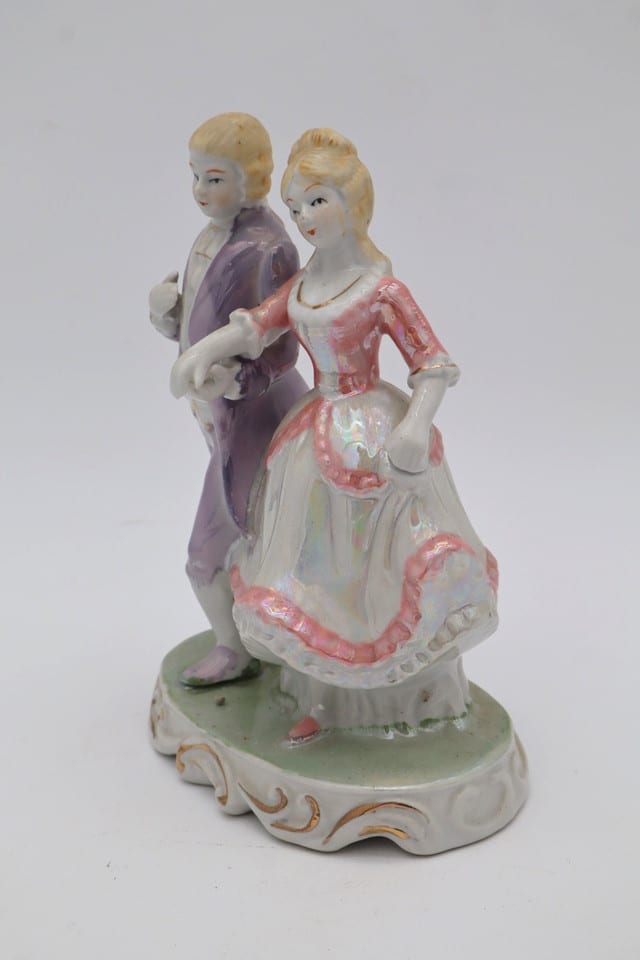 Biscuit en porcelaine – Couple galant – Décor irisé rose et mauve — photo 2