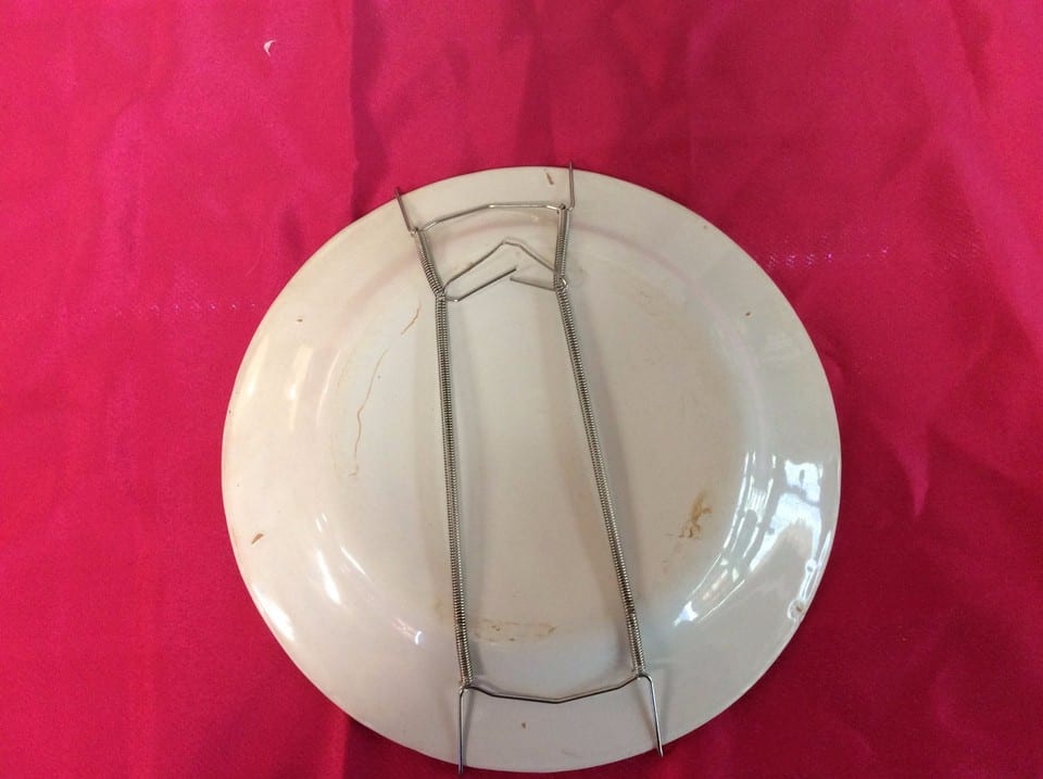 Assiette en faïence Saint Clement ou les Islettes bouquet fleur ébréché — photo 2