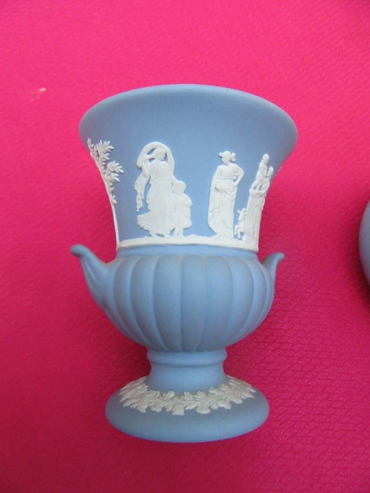 WEDGWOOD paire Jolis vases à décor de scène antique et angelots — photo 4