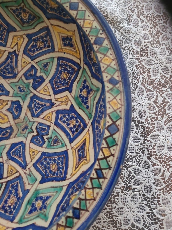 grand plat en céramique  "mokhfia" traditionnelle originaire  du Maroc — photo 6