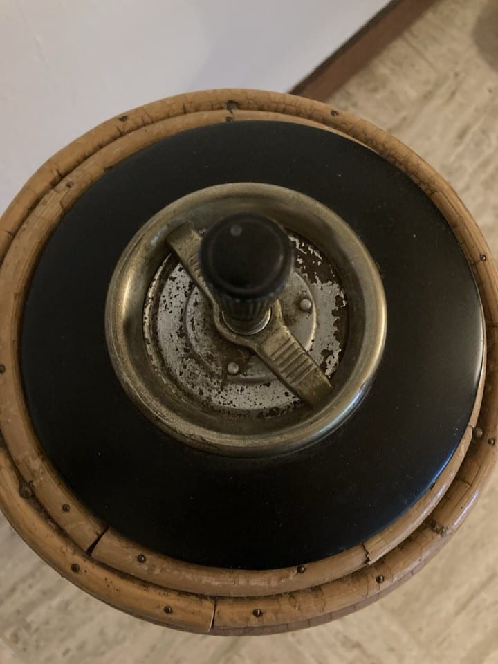 Cendrier sur pied en métal et rotin vintage — foto 4
