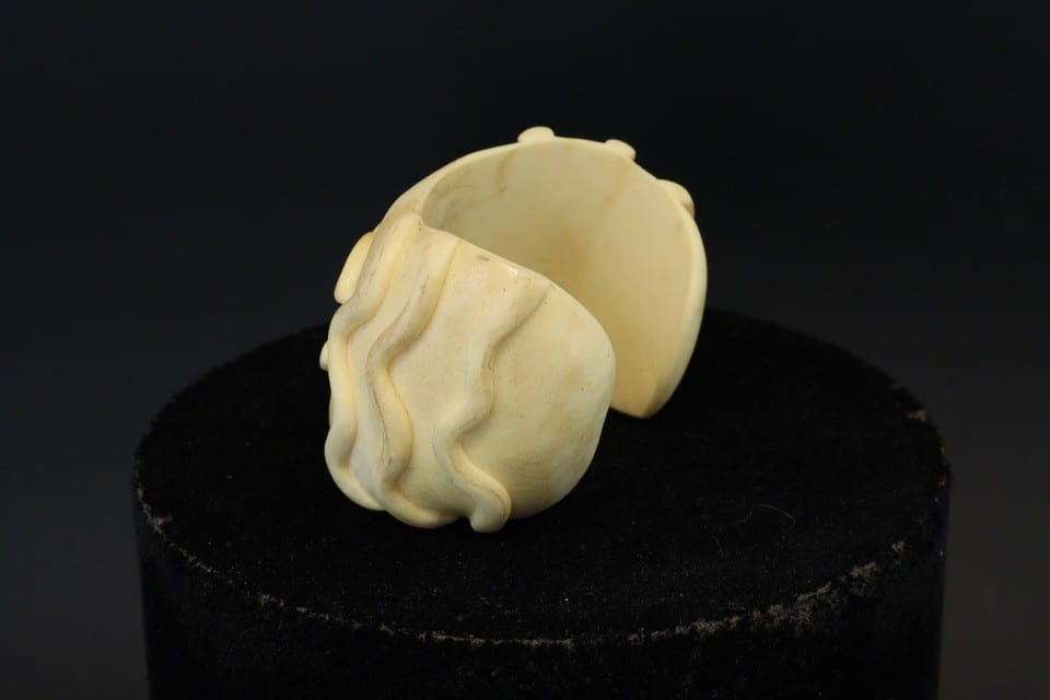 Manchette résine crème logo CC Chanel ébauche prototype vintage — photo 3