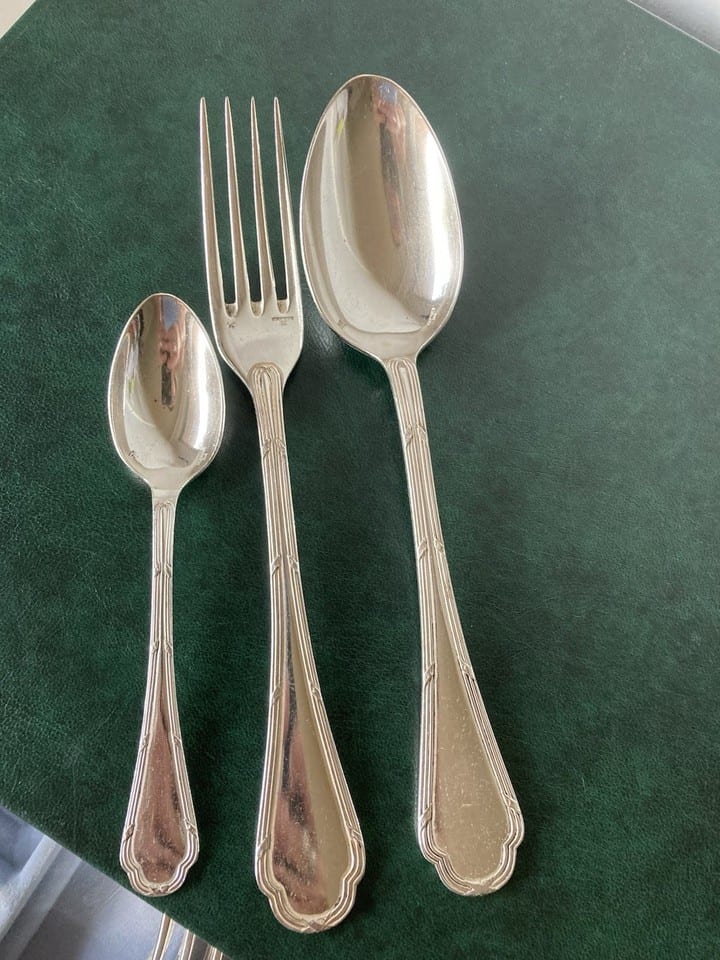 Partie de ménagère en métal argenté Ercuis, modèle rubans croisés — photo 3