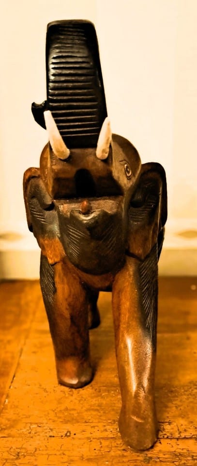 Sculpture en bois d'un Éléphant trompe levée haut 38 larg 35 prof 16 cm — photo 3