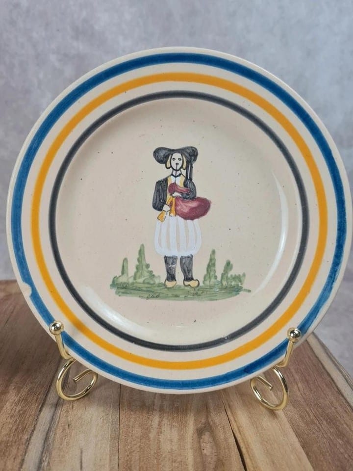 Lot de 2 petites assiettes faïence bretonne – décor personnages – signées Brest — foto 3